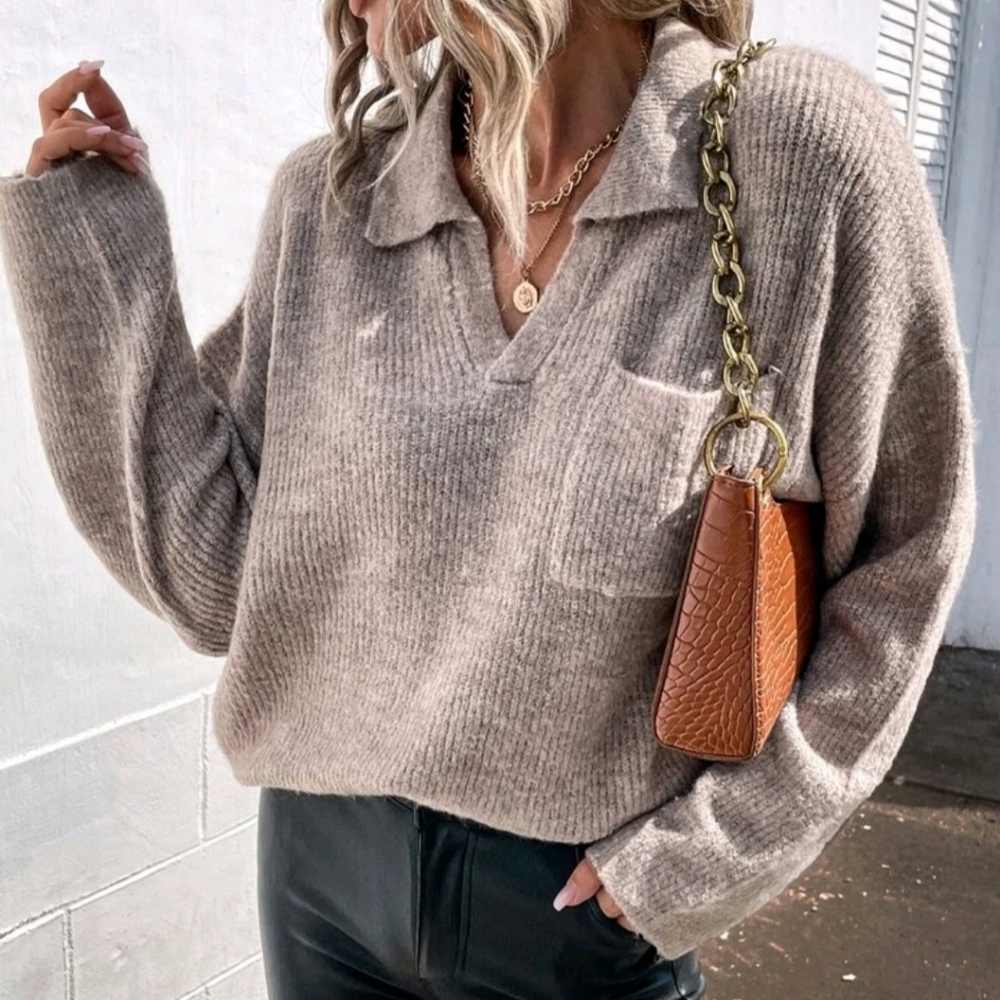 Sweater with front pocket and V neck collar